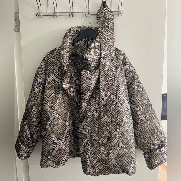 RARE & hard to find Norma Kamali Sleeping Bag Jacket in Scale Python Print - Picture 2 of 7